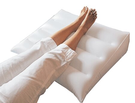 Reise-Venenkissen aufblasbar mit Pumpe 70x50x20/10 cm weiß