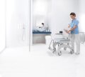 Dusch- und Toilettenrollstuhl AQUATEC OCEAN Ergo mit Topf und Halter weiß-grau