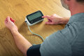 Oberarm-Blutdruckmessgerät OMRON M4 Connect AFib