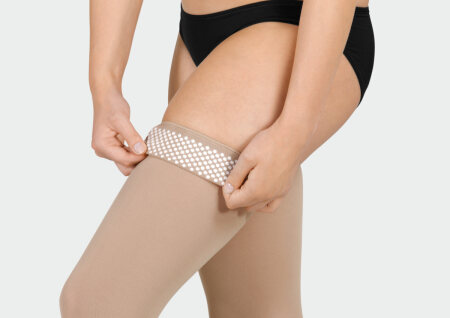 JUZO AG Basic 3412, mandel, KKL2, offene Fußspitze, mit Noppenhaftrand, Poly-Beutel Gr. 4